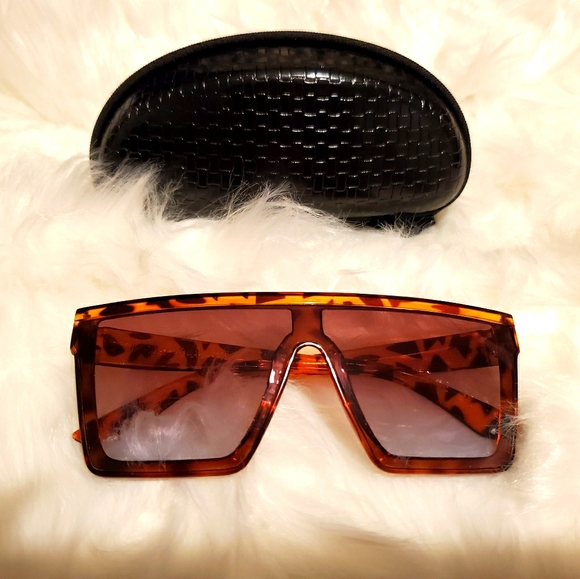 Fashion Sunglass Duo - Picture 2 of 4